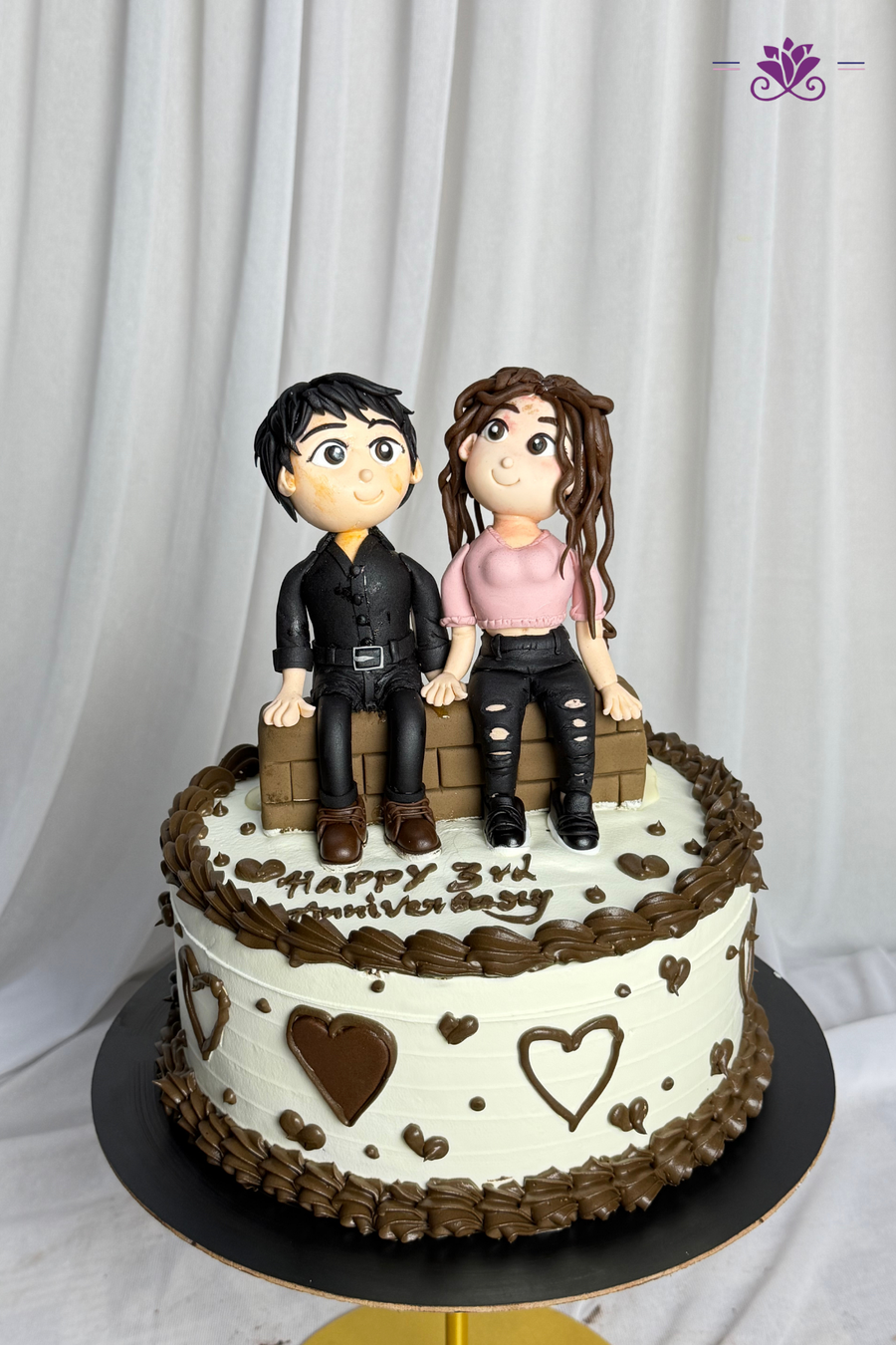 Cute 3D couple anniversary cake