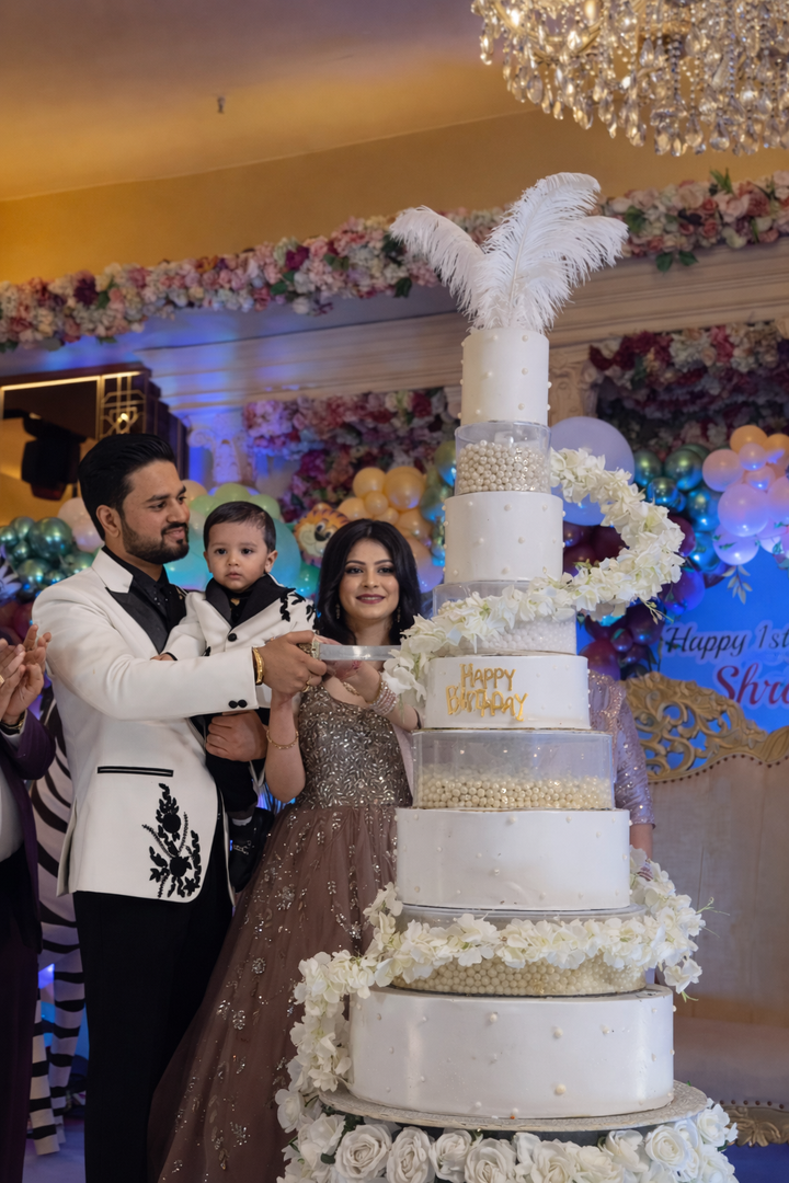 Luxury Rotating Cake Setup (360° Turntable Premium Designer Cake for Birthdays & Celebrations – Eggless)