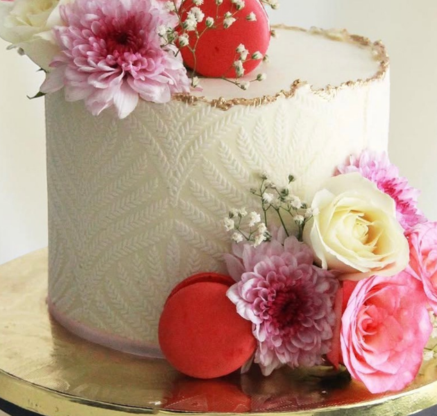 Elegant subtle gold-edged finish. pink and white floral cake