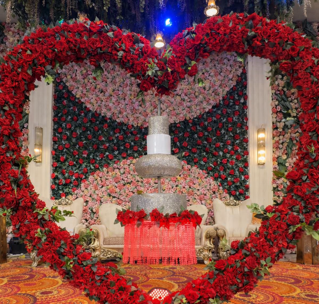 Luxury Heart Chandelier Wedding Cake with Floral Frame Setup
