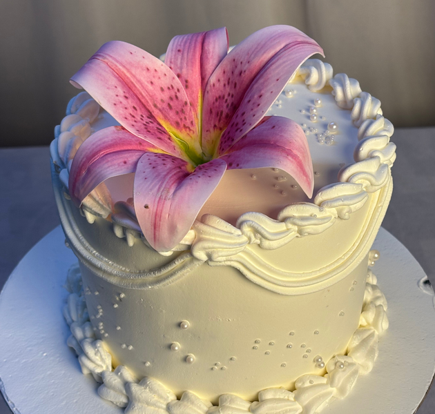 Vintage Lambeth Stargazer Lily Pearl Cake