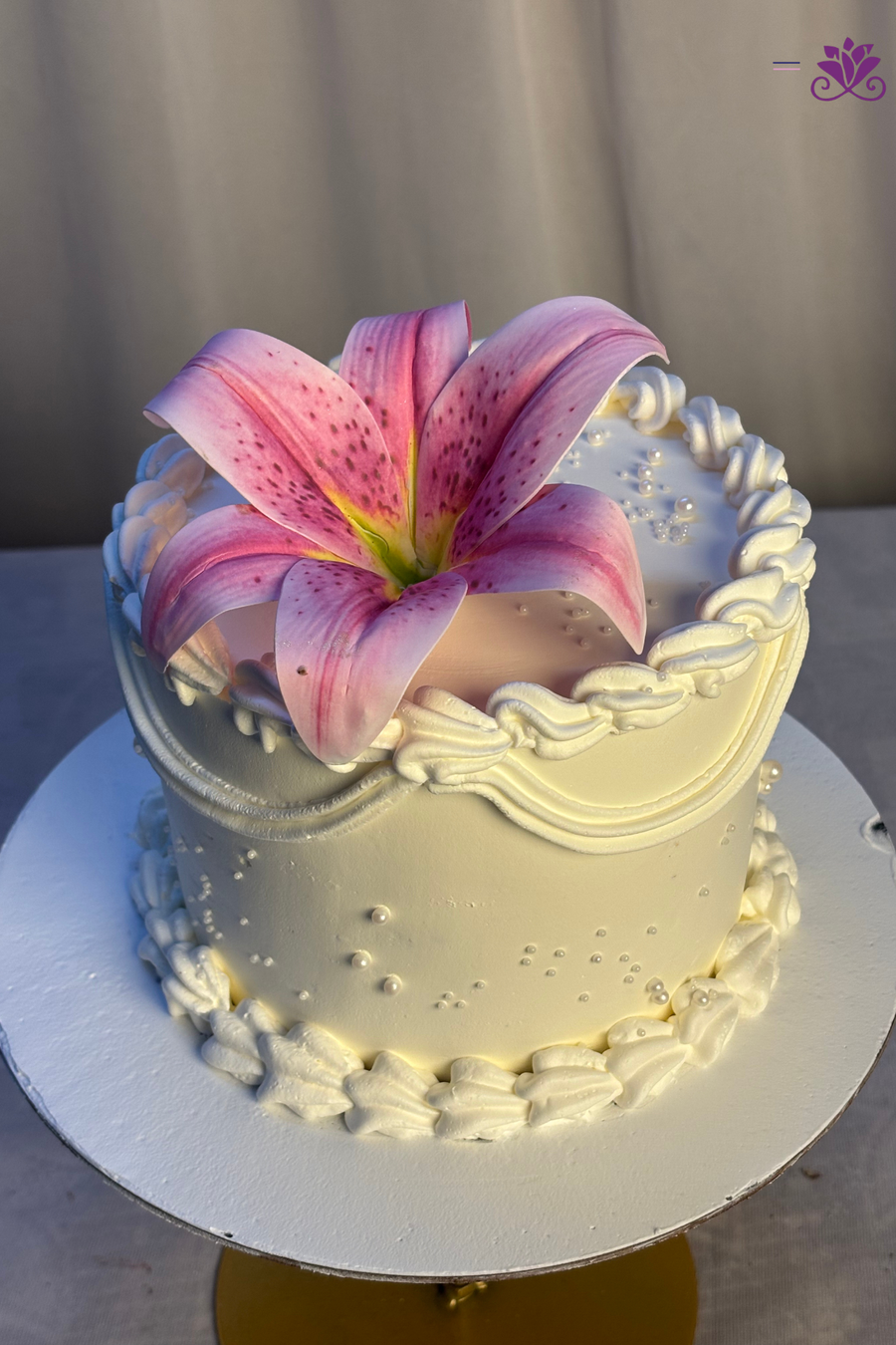 Vintage Lambeth Stargazer Lily Pearl Cake